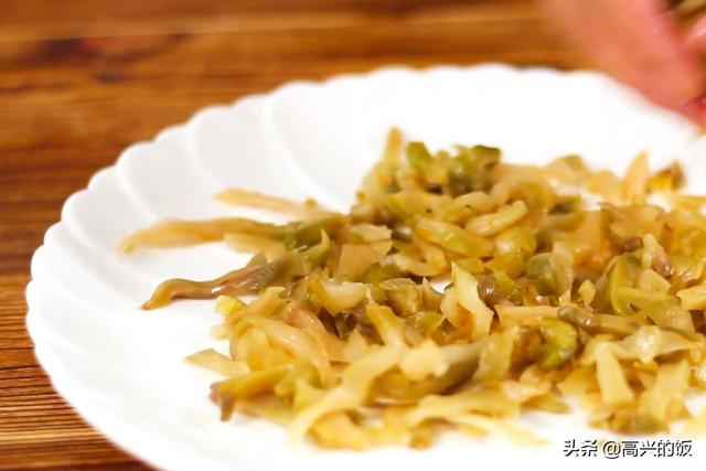 2包榨菜、1块牛肉，不炒不炖，这样做8分钟出锅，口感嫩滑