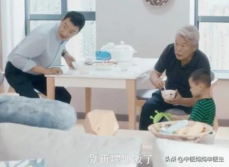 「超级宝妈」亲奶奶“强喂”，孩子不是吃饭是在受罪，注意这几点才能吃好饭