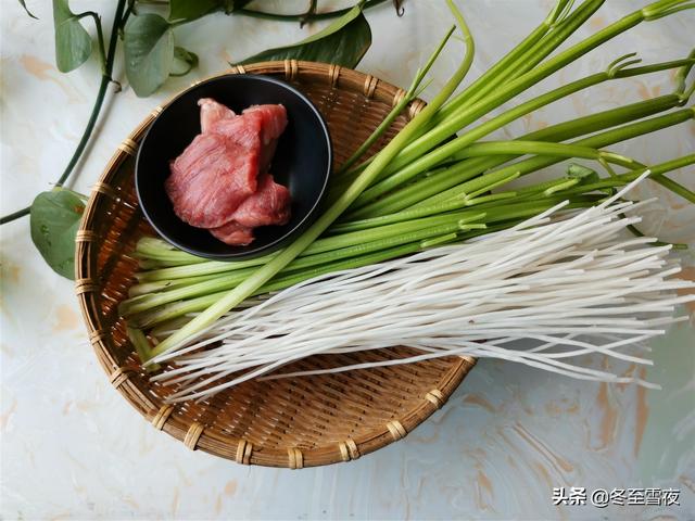 东北家常老菜，芹菜粉的做法，百吃不厌，粉条劲道，芹菜翠绿入味