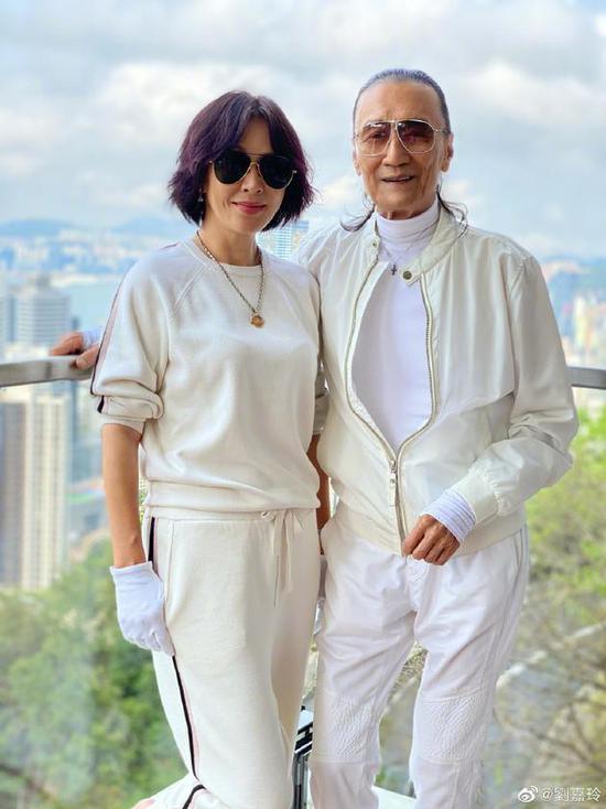 #fun娱乐#刘嘉玲晒与谢贤合影 两人戴墨镜穿运动衣超有型