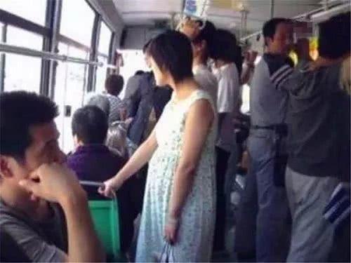 #你的育儿经#大妈为和孕妇抢座大骂:孩子早晚得掉!孕期坐公交如何维护特权?