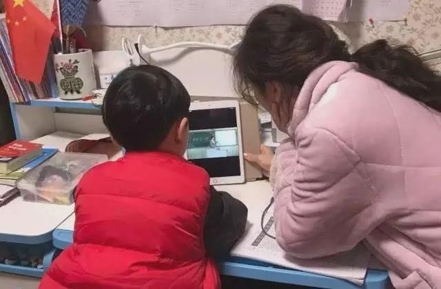 「你的育儿经」孩子在家上网课有三种表现=“假勤奋”，开学后成绩差距一目了然