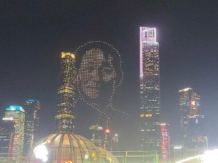 广州夜空画出袁隆平