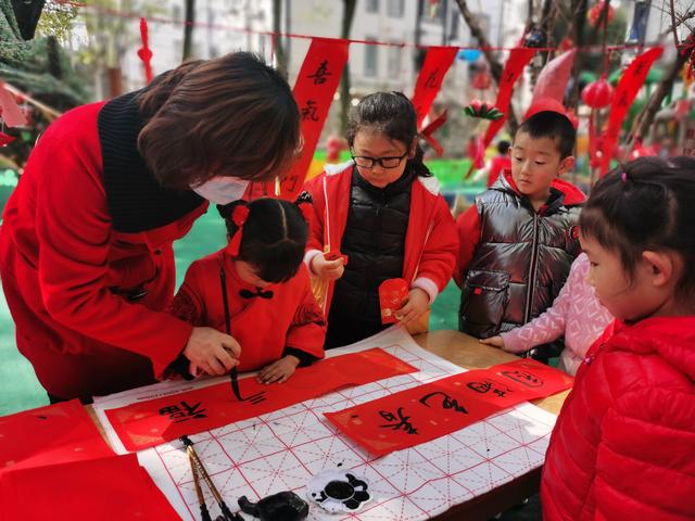 传统|太欢乐了！松江这群萌娃在校内逛起了元宵“庙会”