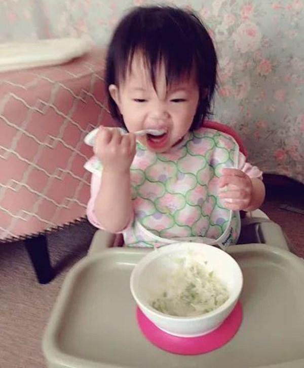 1岁后的娃能吃“大人饭”吗？奶奶易早妈妈易晚，“咋吃”讲究多