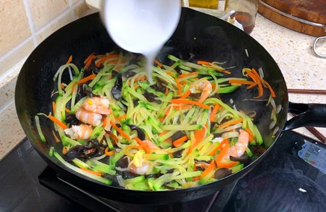 天冷了，萝卜和它是绝配，炒一炒，鲜香味美营养高，不懂吃可惜了