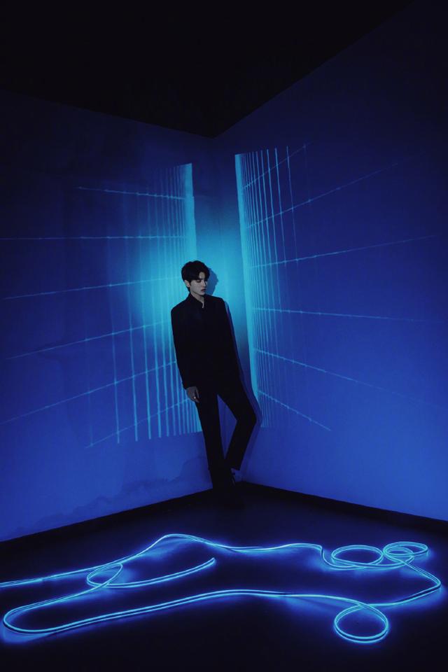 蔡徐坤身着黑色西装 帅气十足|环球网