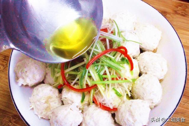 冬天，猪肉牛肉靠边站，这肉营养全面，搭配萝卜做成蒸菜太鲜嫩了