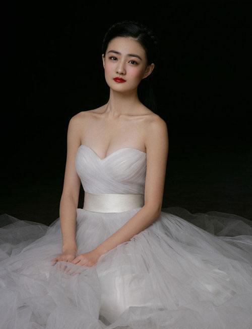 普拉达女王徐璐的“遮肉裙”有多撩人?仅是薄薄的一层