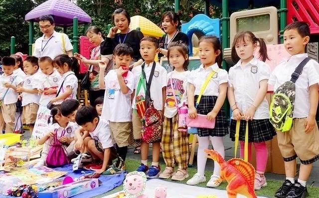 幼儿园办跳蚤市场，孩子两手空空被嫌弃，家长质问老师却被怼回