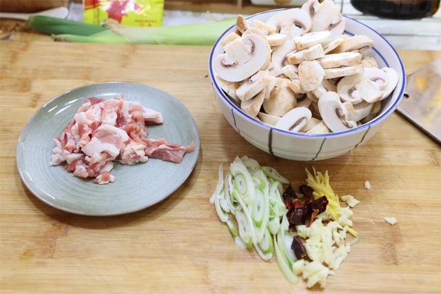 口蘑炒五花肉，想不到这么一做，鲜味如此浓郁，吃过1次忘不掉