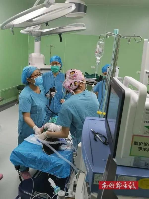 #你的育儿经#海口1岁女孩一吃就吐,拍完片子大吃一惊!家长都应该看看....