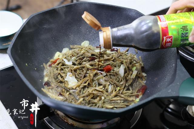 从夏天到冬天，就等着吃这一口，和韭菜炒一起，鲜味香味全有了