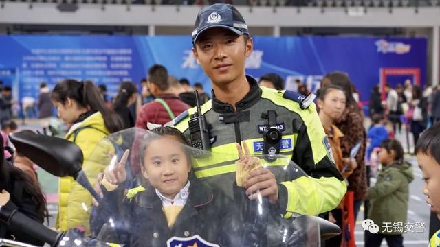 超级宝妈|儿童节快乐丨交警叔叔,永远守护在你身边(开启线上交通安全体验课)