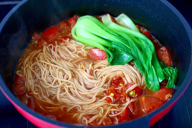 分分钟就能做好的营养早餐，热乎乎香喷喷，茄汁酸汤鸡蛋面，真香