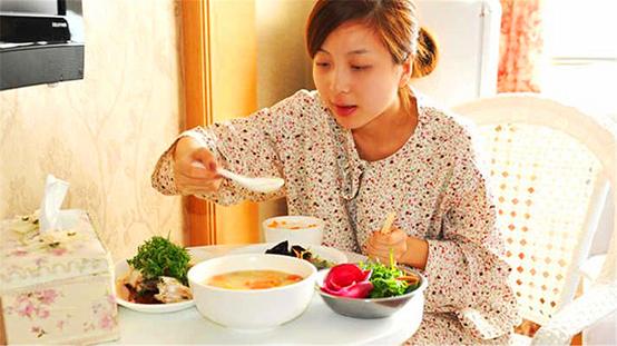 你的育儿经■2个月宝宝突发一脸疹，医生：宝妈不要这样吃，＂毒性＂太大
