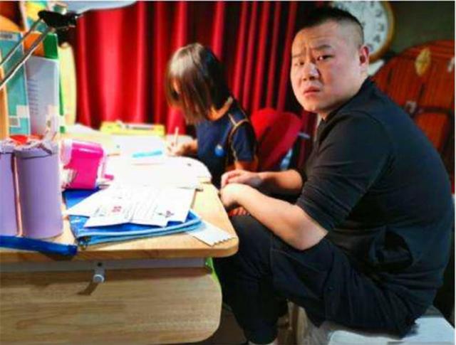 宝妈辅导孩子写作业崩溃，姥姥翻出23年前“旧账”：你也有今天