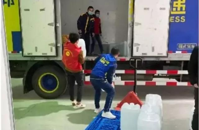 #新华网客户端#马不停蹄，邮政、快递又送达一批“战疫”物资