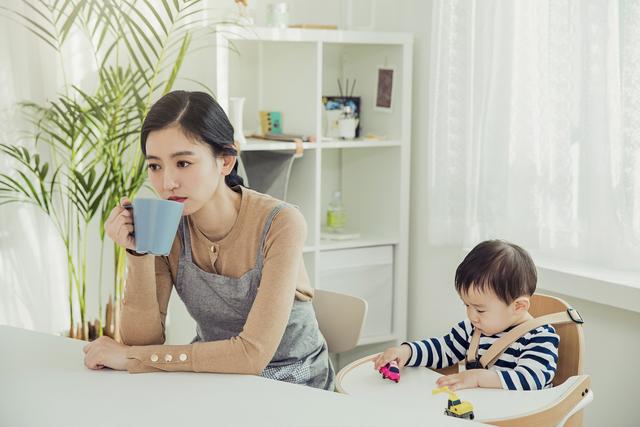 超级宝妈@权威型育儿与温和型育儿怎么选？极端情绪管娃，只会越管越差
