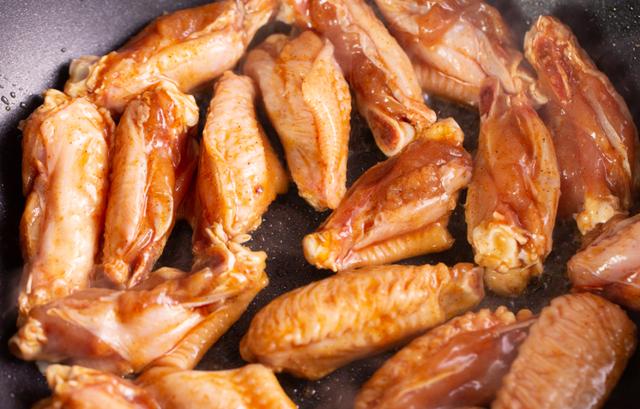 蜜汁小鸡翅，又一个好吃到嗦手指的鸡翅做法，比可乐鸡翅香多啦