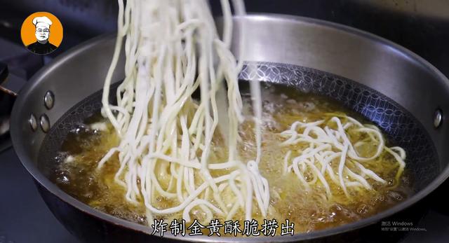 1把面条扔到油锅里，没想到这么好吃，瞬间变美味，做法超简单