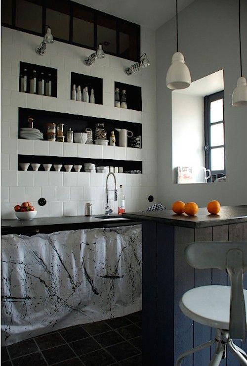 厨房不一定要打柜子，墙上做壁龛设计，照样收纳又更省钱