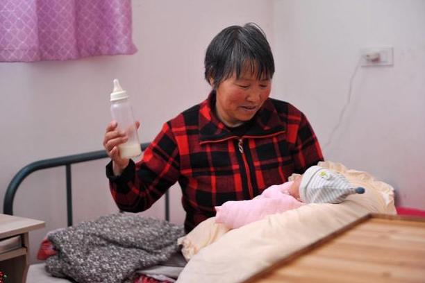 【你的育儿经】女儿只喝奶奶冲的奶粉？疑惑的宝妈偷尝一口后，淡定不了了