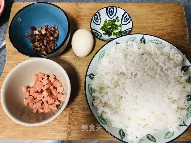 这样做出来的炒饭，简直不要太好吃！色香味俱全，好吃到舔盘