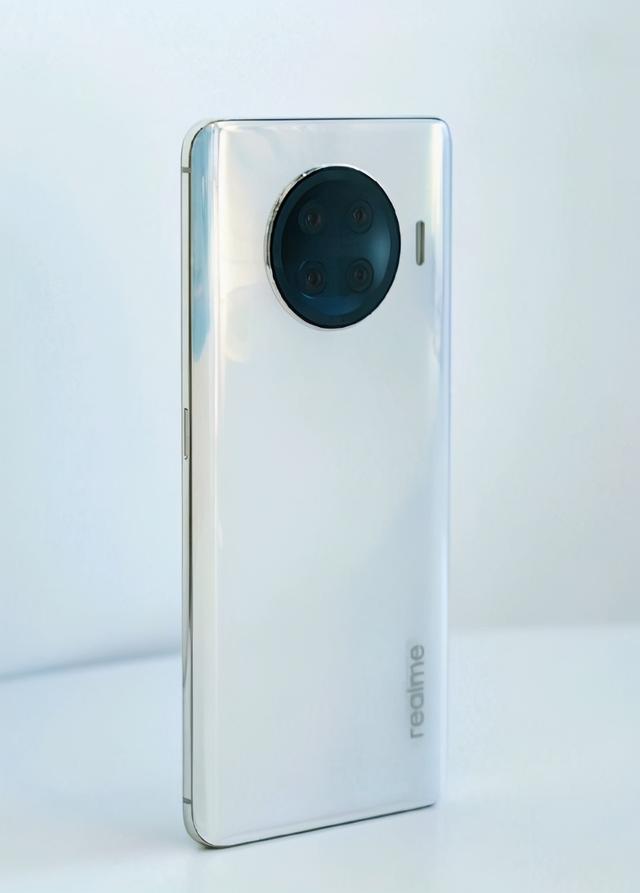 realme Race曝光骁龙888移动平台搭配后置四摄组合