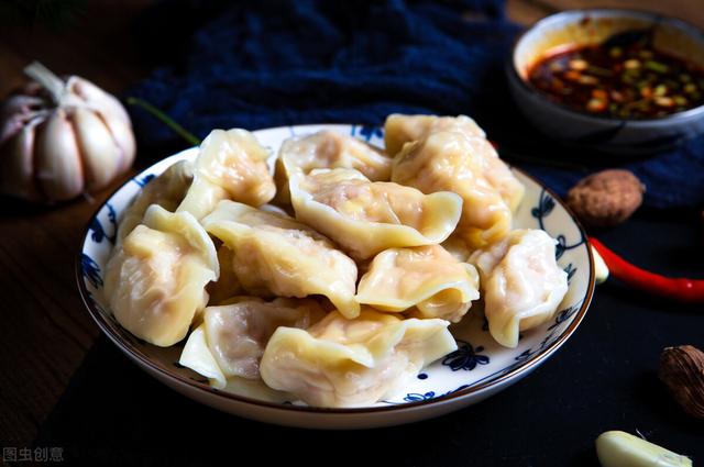 白菜饺子好吃有技巧，调料时加1步，饺子鲜香不出水，味道更鲜美