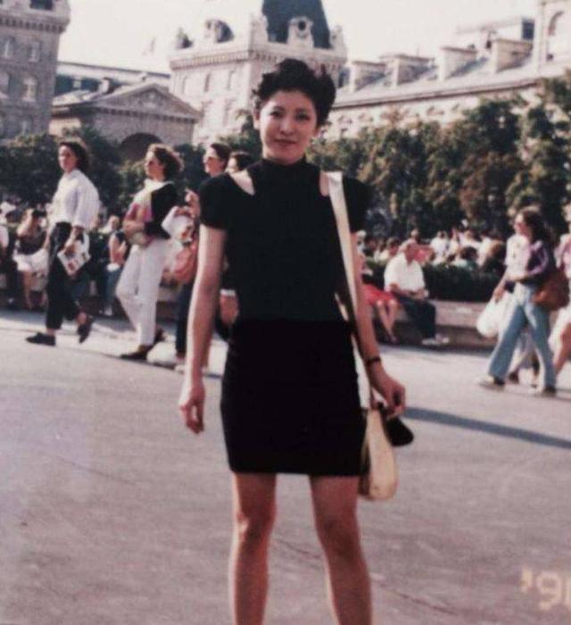 给糖就不闹|本以为她们不好看，结果年轻时都是大美女，看到阿朵被惊艳到了