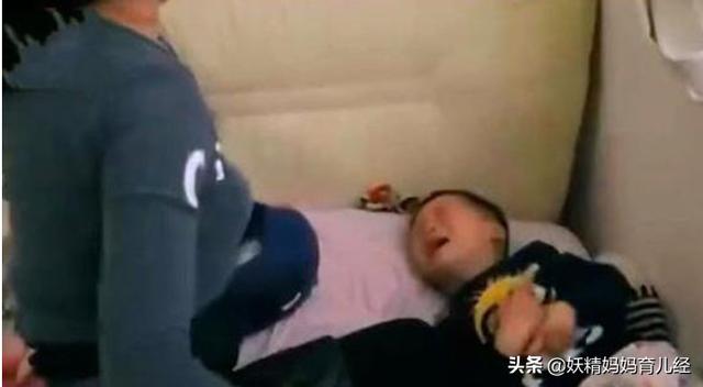 「超级宝妈」12岁小学生还喝4次“母乳”，睡前还要叼着睡，妈妈：不给就闹
