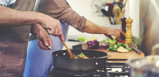 42女子脑梗离世，医生坦言：这种调料吃太多，血管不堵才怪