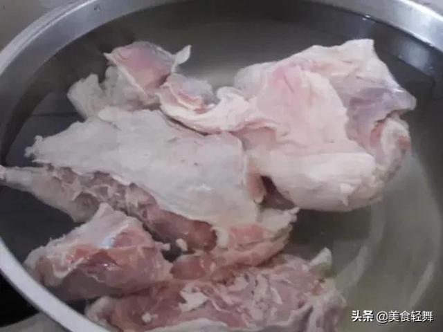 炖羊肉时，记好“2放1不放2窍门”，羊汤不黑，肉质鲜嫩不腥膻