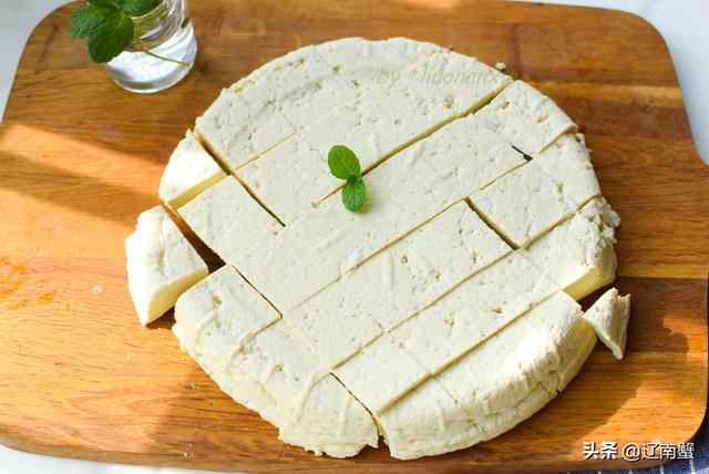 自己在家做豆腐，连老妈都竖起了大拇指，入口甘甜清水煮了都好吃