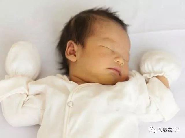 雾里看小花:为什么宝宝喜欢“投降式”睡姿?看完后可别把宝宝胳膊拿下来了