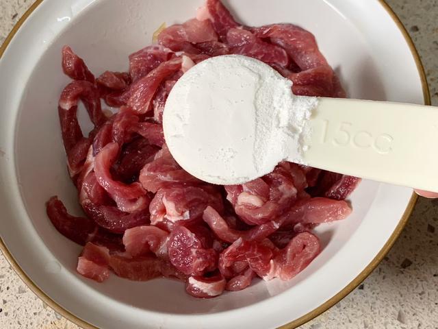 简单的家常菜，香菇炒肉丝，鲜香爽滑又下饭，回家10分钟就吃饭