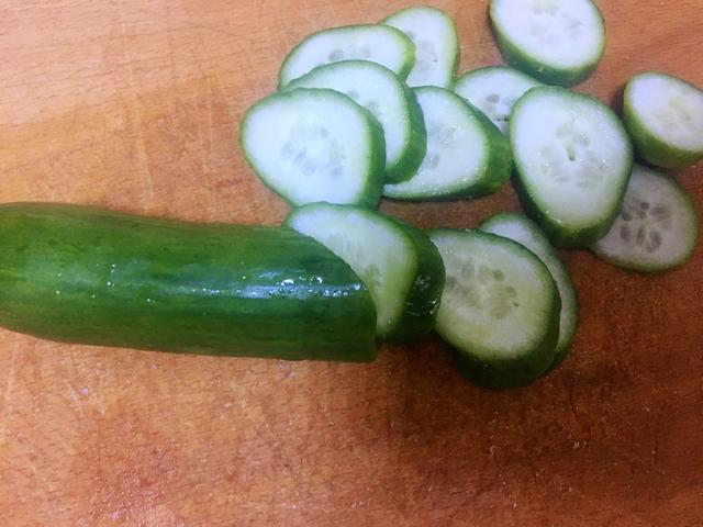 吐司新吃法，加入火腿和鸡蛋，轻松搞定营养早餐