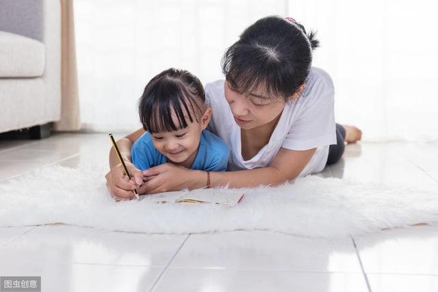 你的育儿经：8岁孩子写作业监控曝光，全国一半的妈妈表示：就像在看自家的娃