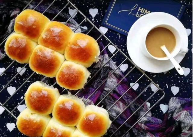 美味奶香餐包，外皮香脆内里软糯，搭配牛奶元气满满