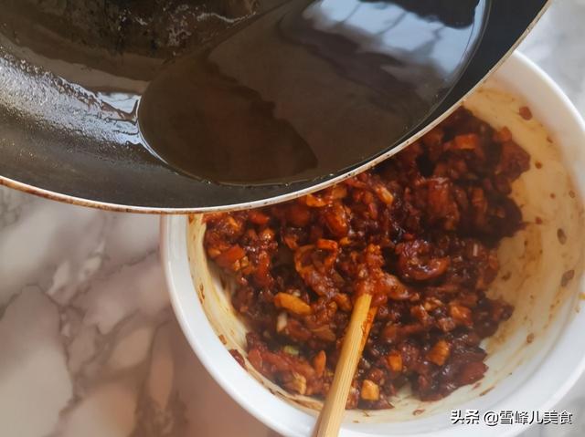 利津水煎包难怪驰名，原来真的是太好吃了，自己做馅大多汁，鲜香