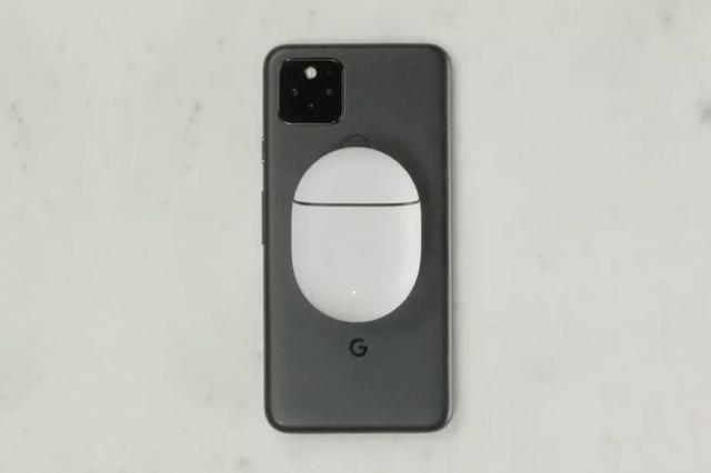 在连接USB-C充电器后Pixel 5可变身无线充电面板