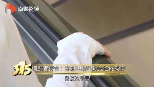 花一样的青春|4岁孩子手指被夹！乘坐扶梯这些行为千万不要做！