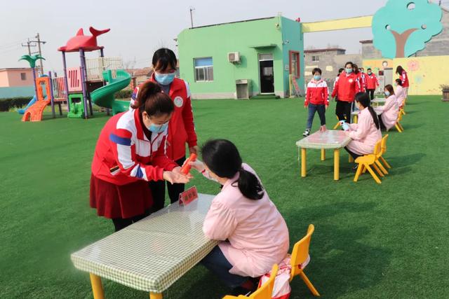 【你的育儿经】战疫情 | 垦利街道中心幼儿园开展疫情防控开园模拟演练活动