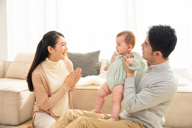 你的育儿经|辟谣，小婴儿不能竖抱？权威机构的建议和你想的大不一样