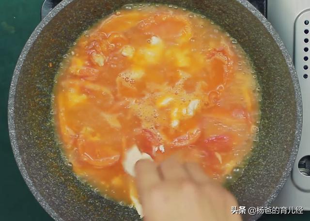 番茄蛋汤中加一味面食，软嫩营养，鲜香味美，孩子爱吃的代餐主食