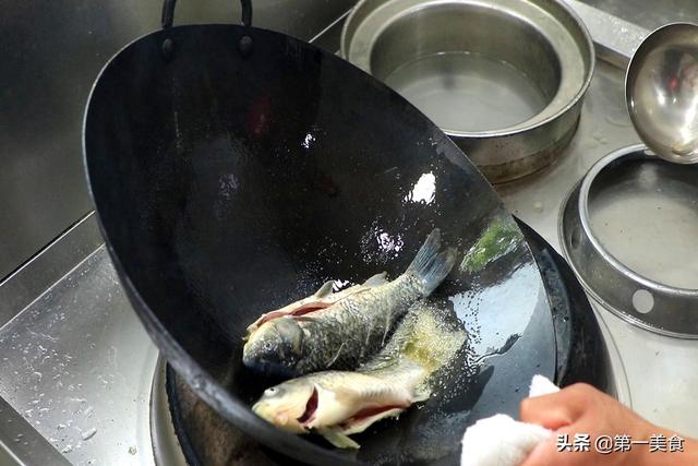 吃天下：月子必备的下奶神器——鲫鱼豆腐汤，再也不用为孩子吃不饱而烦恼