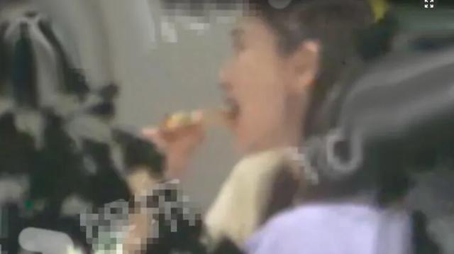 我最闪亮亮|baby带儿子玩耍被泼一头沙子,黄晓明妈妈陪同婆媳关系一目了然