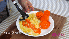 #你的育儿经#新晋家长也能搞定的宝宝辅食——土豆胡萝卜泥