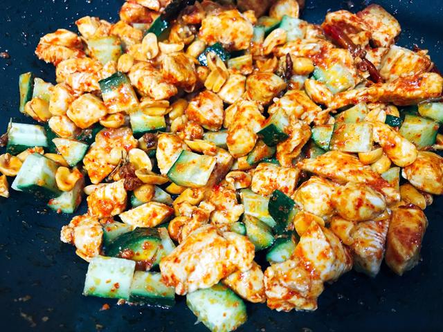 家常版的宫保鸡丁，做法简单，香辣开胃，看着就很有食欲